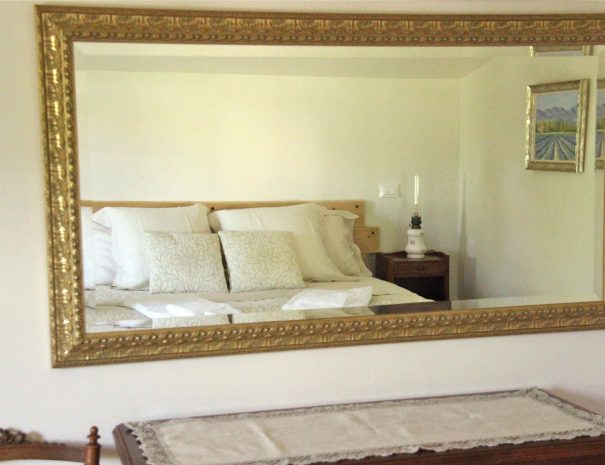 Miroir ancien de la chambre d'hôtes Le Chai