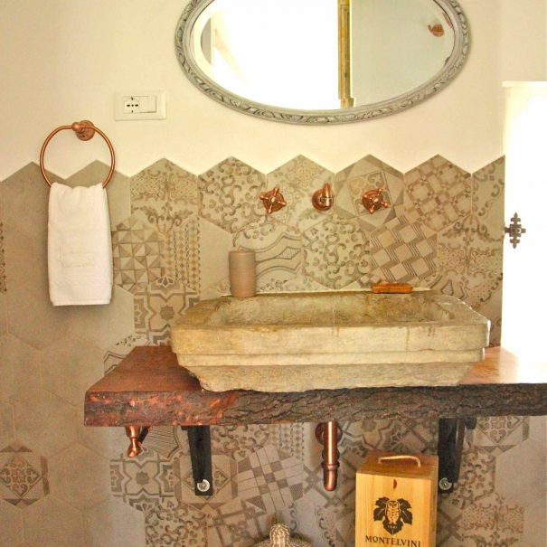 Chambre d'hôtes Le Chai - lavabo en pierre de la salle de bain