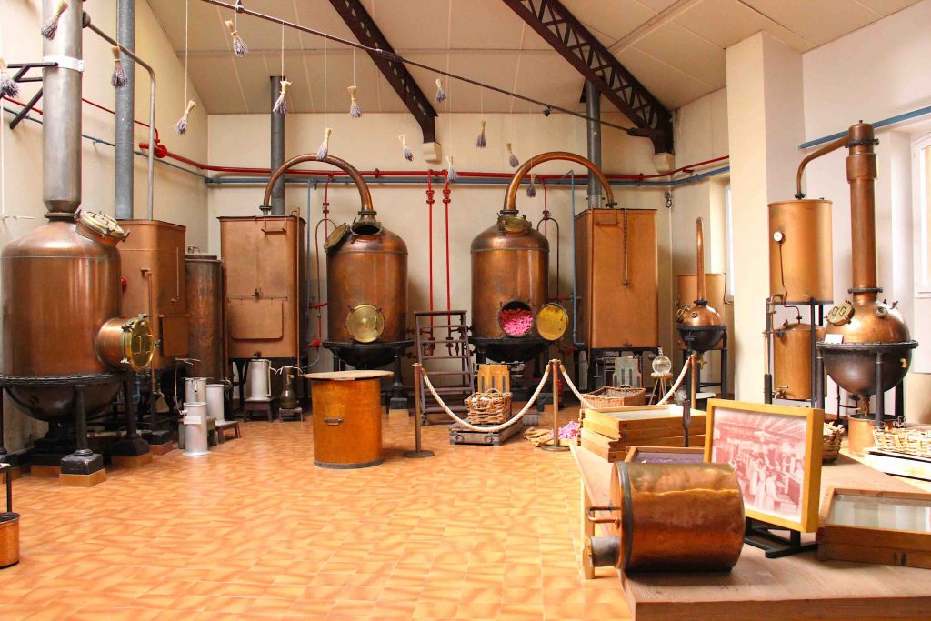 Distilloir de Molinard, charpente métallique de Gustave Eiffel, alambics cuivrés ancien, bastique historique et musée de parfumeur