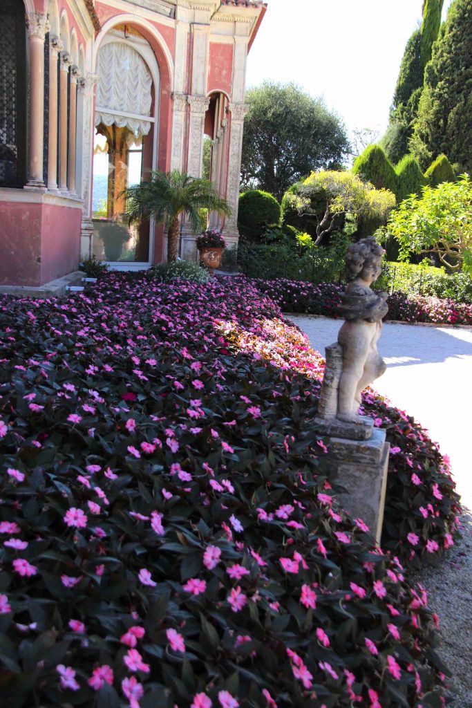 parterre de fleurs à l'entrée de la Villa Ephrussi
