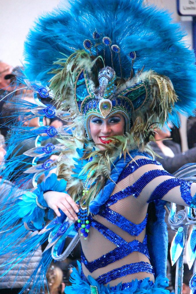 Fond Coloré De Carnaval Avec Des Coiffes De Fruits Et De Plumes Brillantes.  Danseurs En Costume De Festival Qui Célèbrent Le Carna Image stock - Image  du fond, danseurs: 204739385